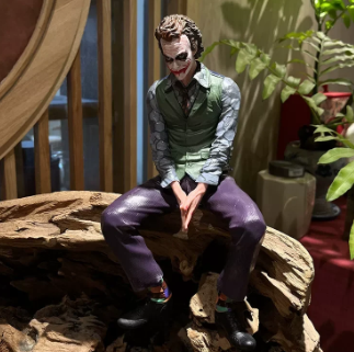 Joker Sitting Collectible Figure – 25cm Detailed Display Statue