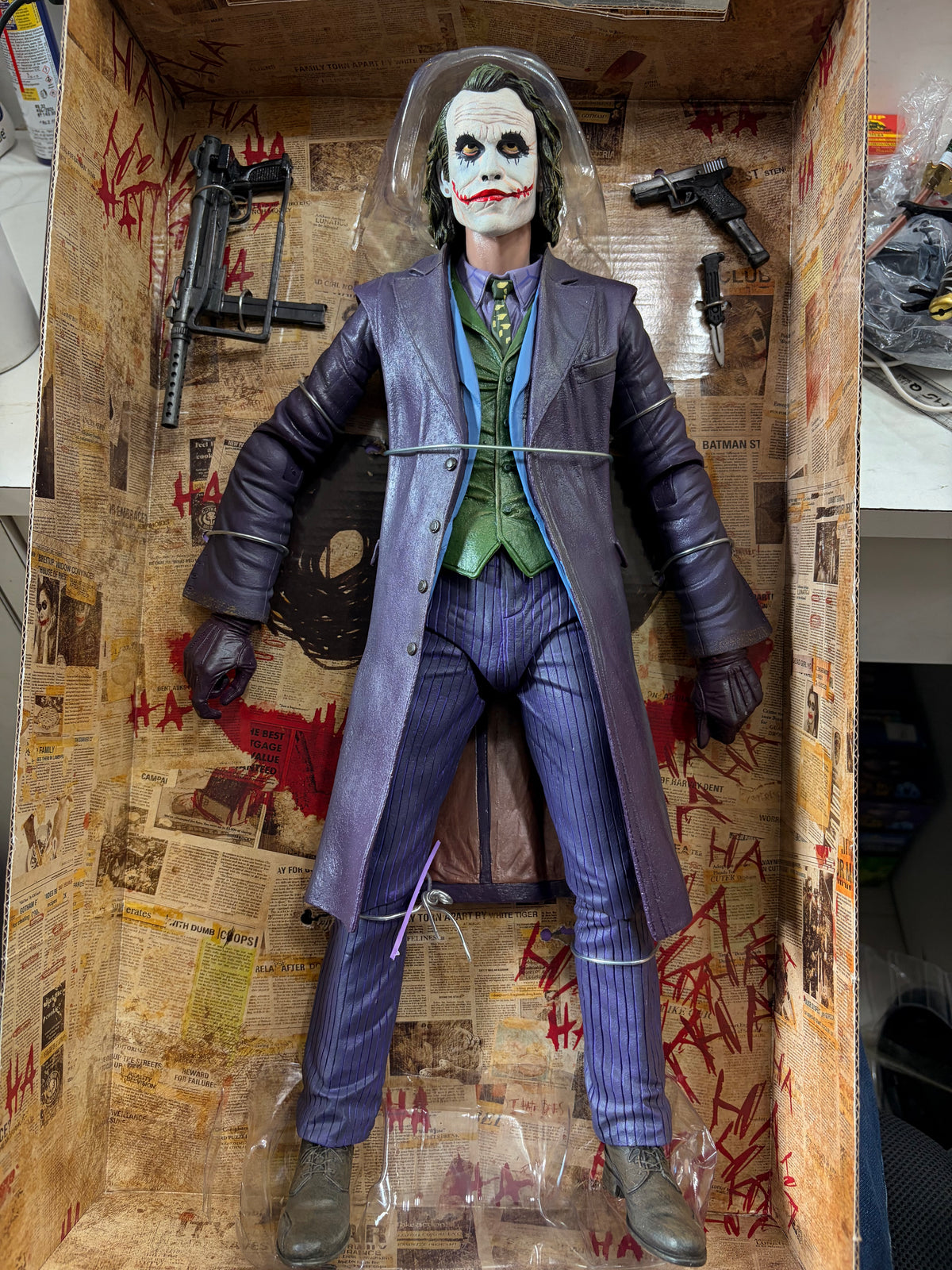 Joker Articulated Figure | 45 cm | Extra Weapons | Neca