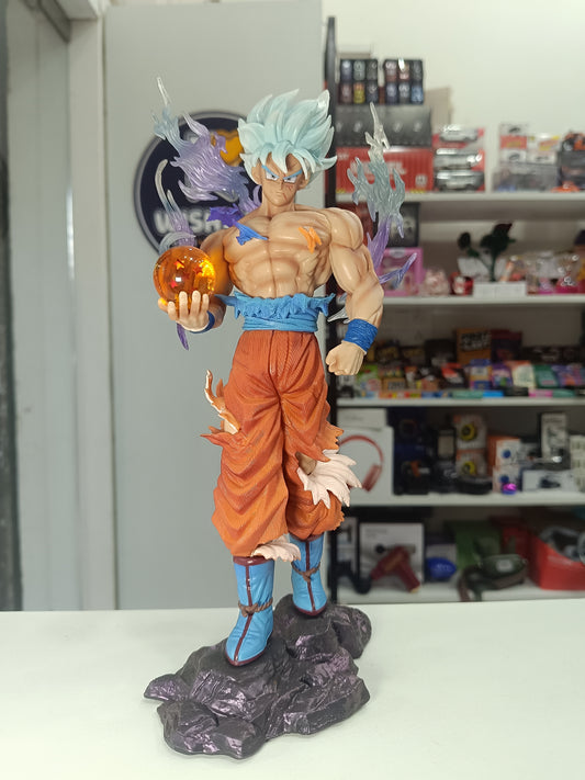 Super Saiyan Goku with Dragon Ball | 28 cm