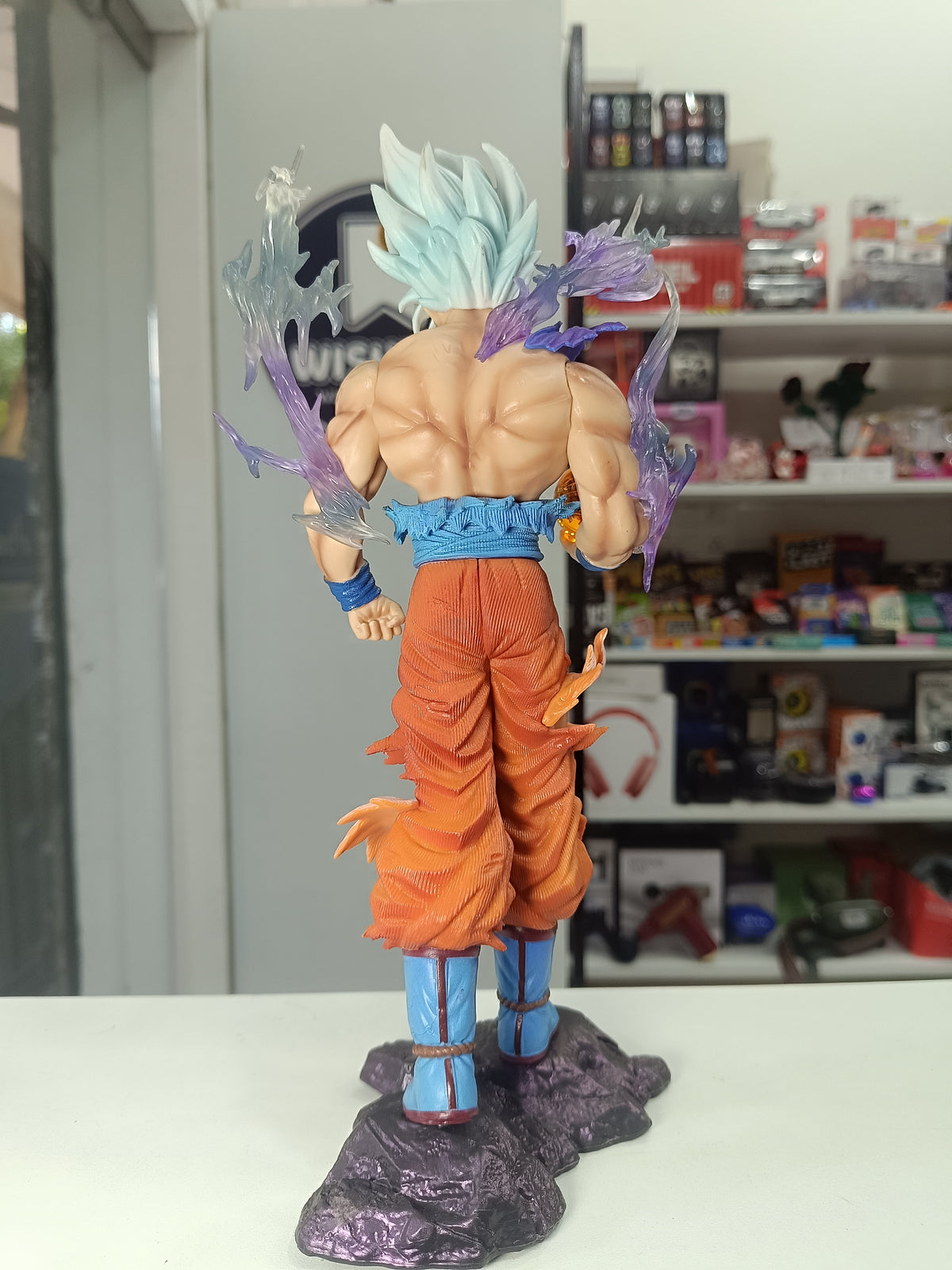 Super Saiyan Goku with Dragon Ball | 28 cm