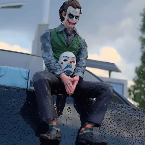 Joker Sitting Collectible Figure – 25cm Detailed Display Statue